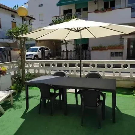 Будинок відпочинку Vacanze In Con Giardino Белларія-Іджеа-Марина